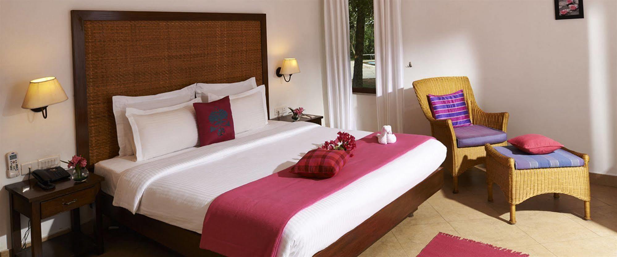 Club Mahindra Ashtamudi Hotel Nīndakara Exterior foto